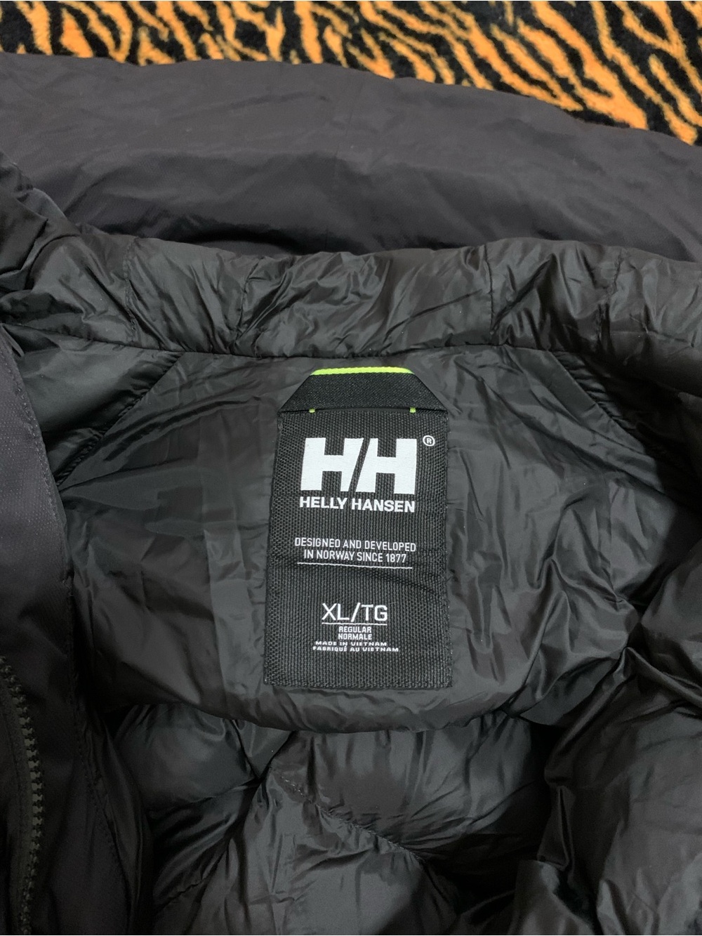 Helly Hansen Black Hooded Puffer Coat - Picture 3 of 3